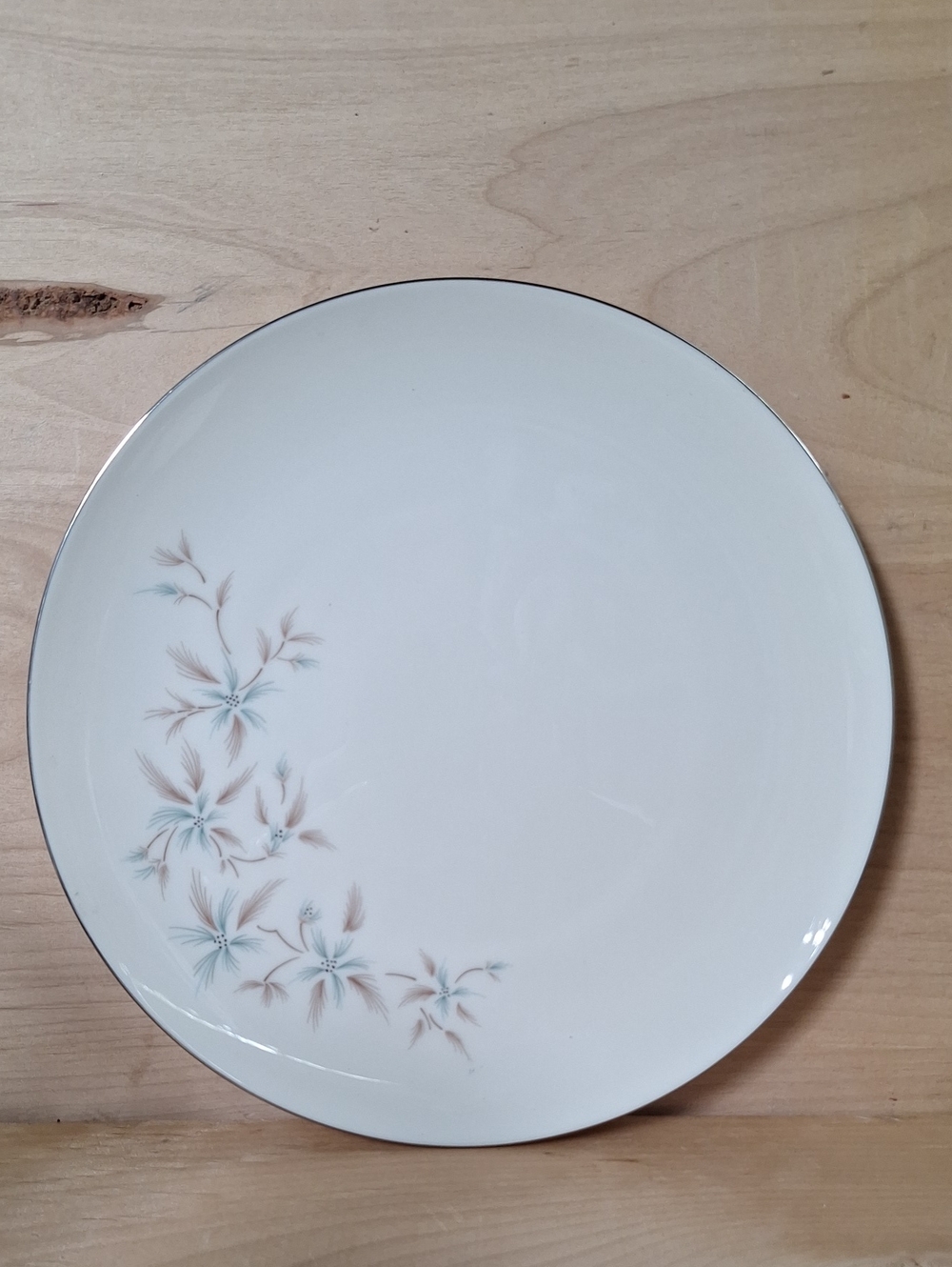 Lenox Wyndcrest fine china dinner plate featuring a floral pattern blue flo